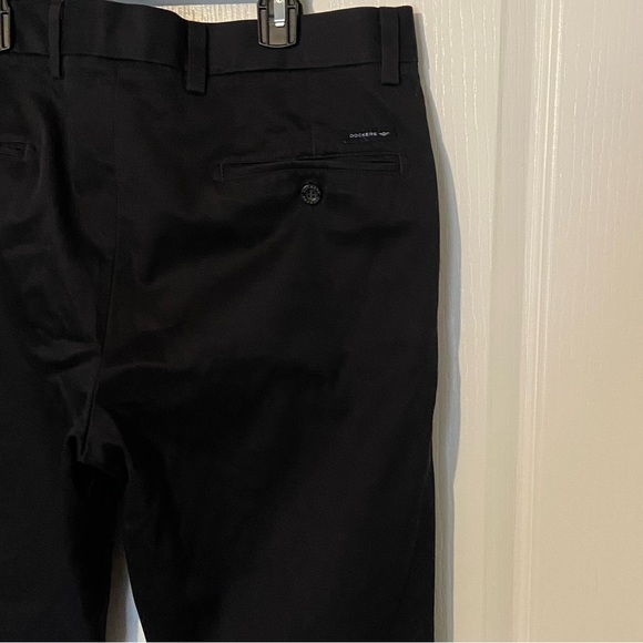 GUC Black No Wrinkle Traveler Slim Fit Dockers - Picture 2 of 5